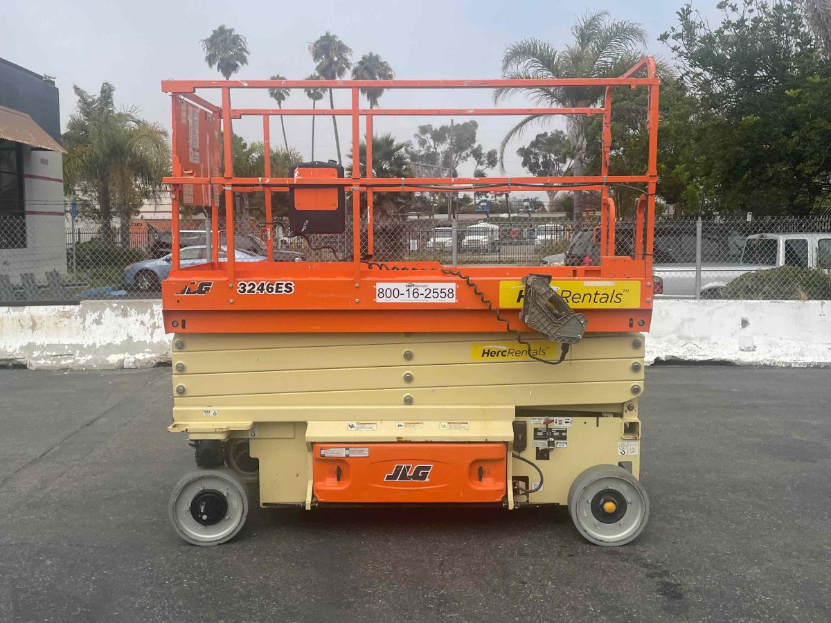 2017 JLG 3246ES