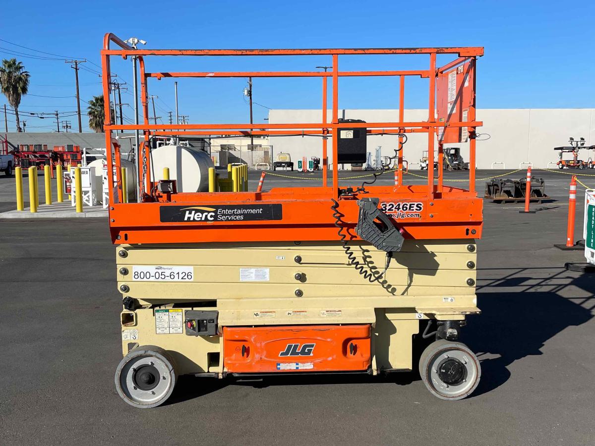 2015 JLG 3246ES