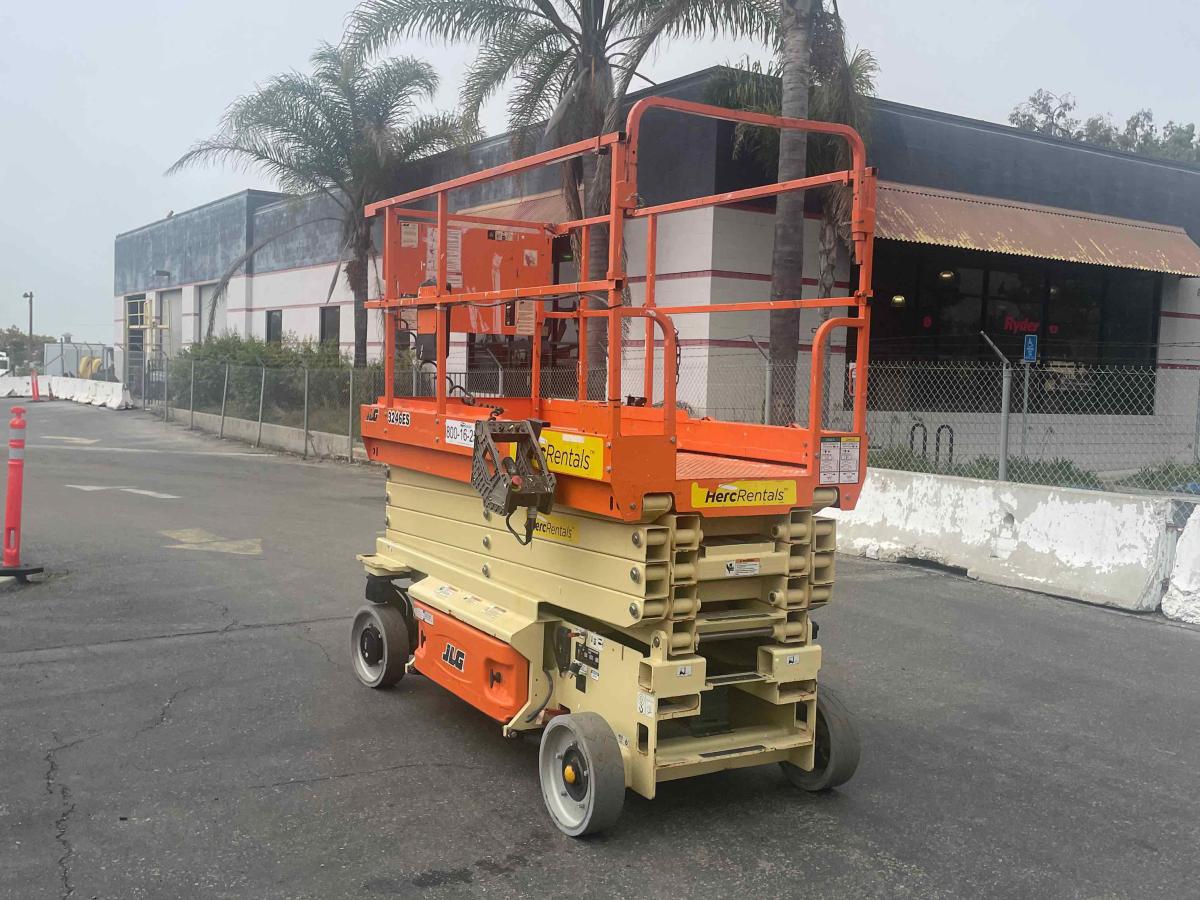2017 JLG 3246ES