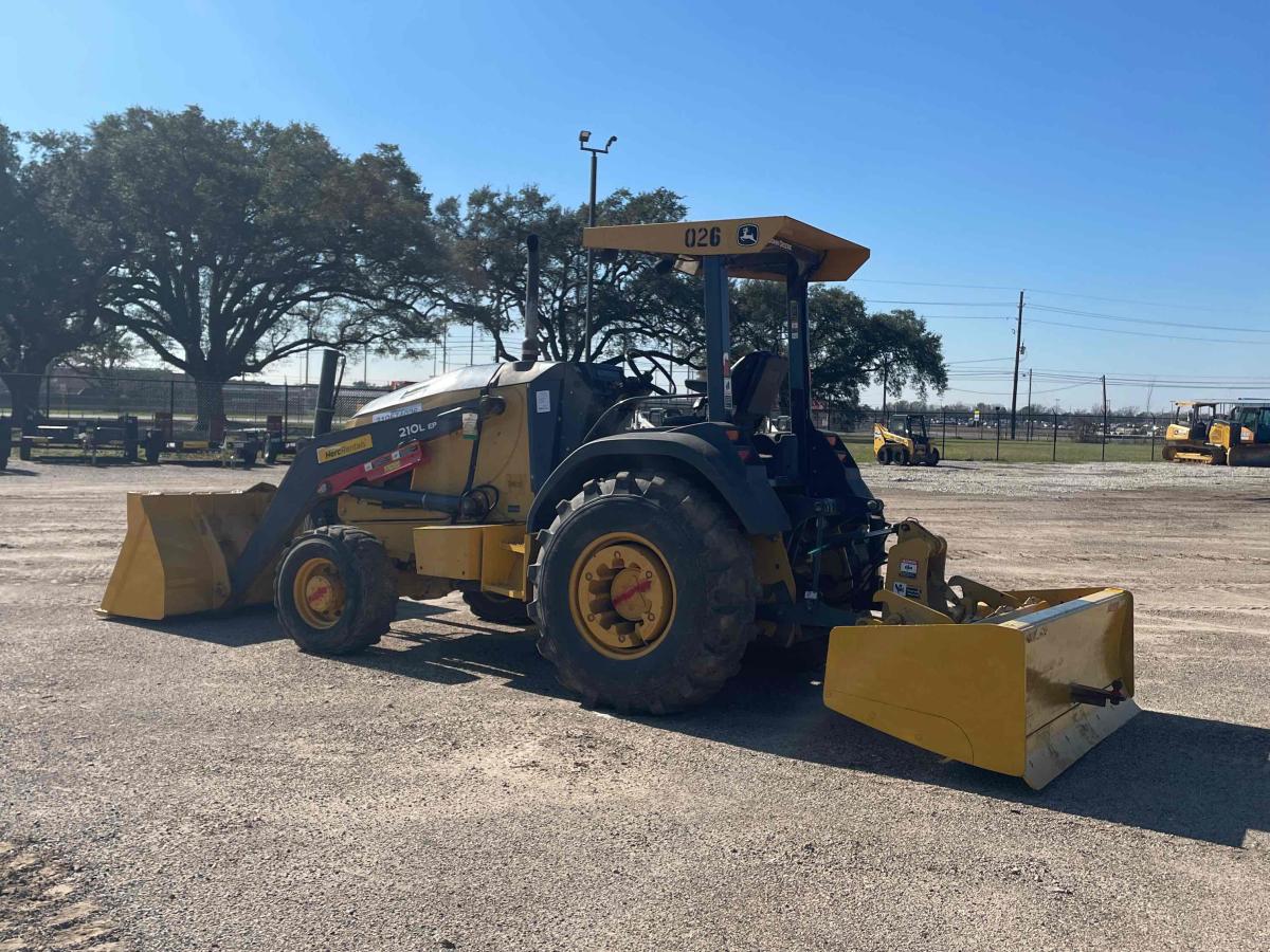 2015 John Deere 210L