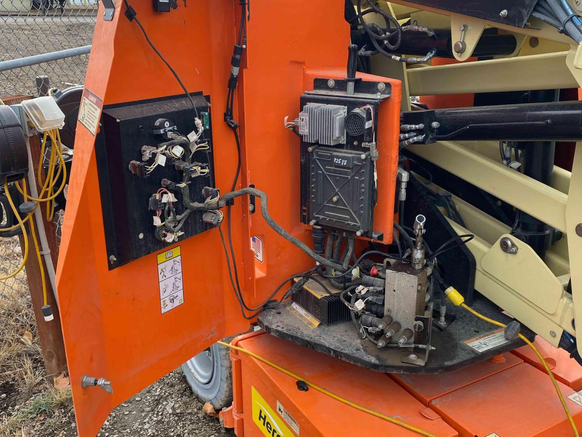 2017 JLG E300AJP