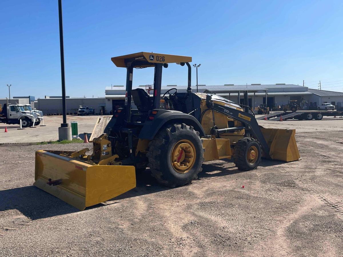 2015 John Deere 210L