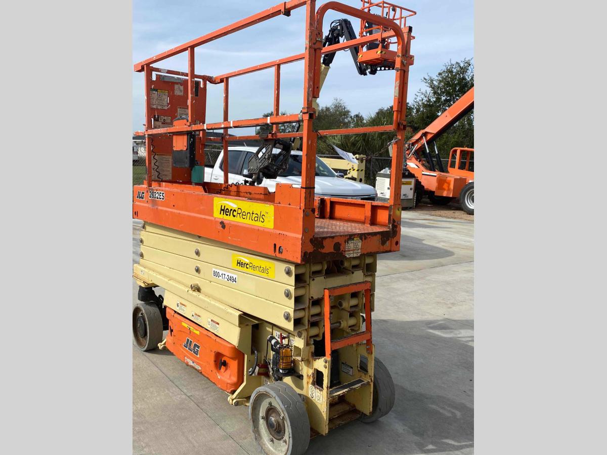 2017 JLG 2632ES