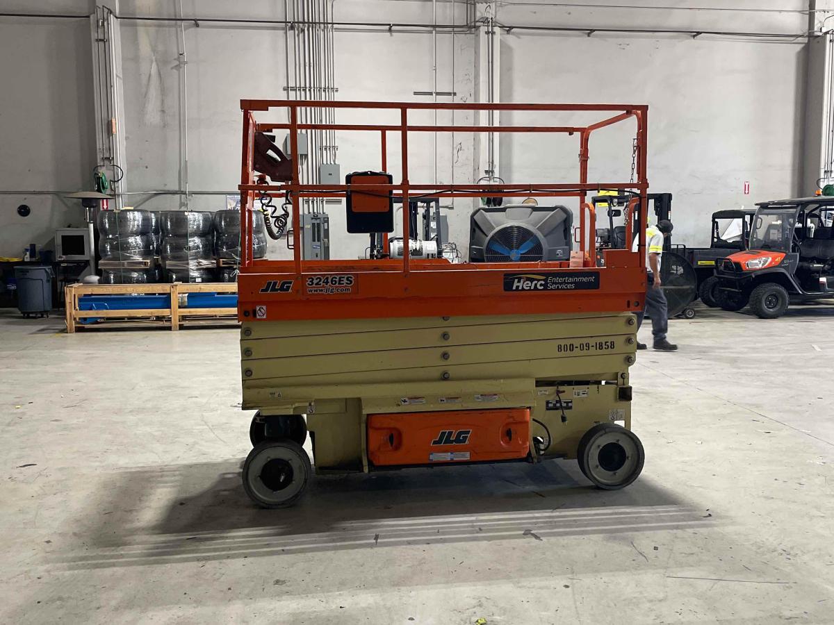 2016 JLG 3246ES