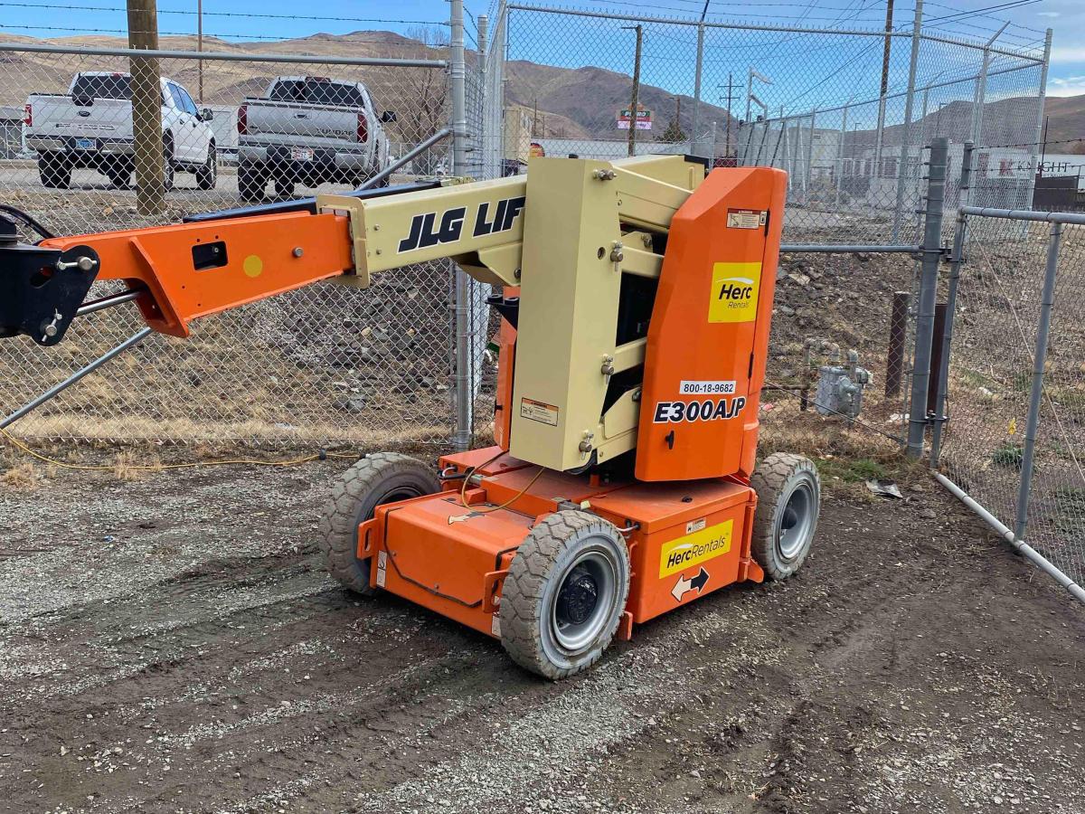 2017 JLG E300AJP