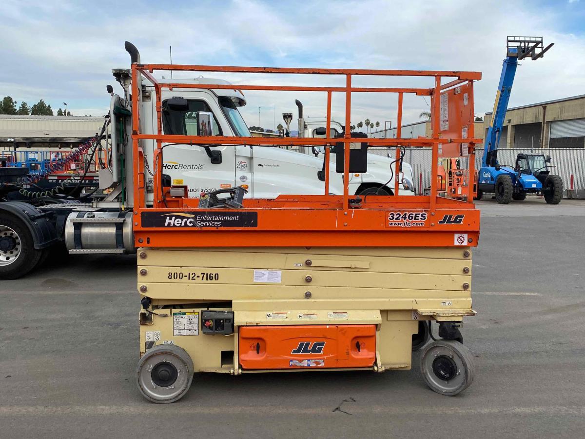 2016 JLG 3246ES