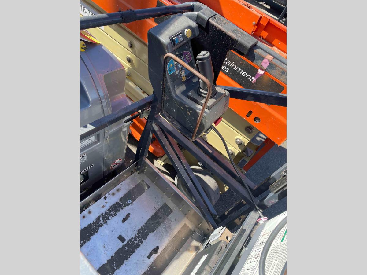 2017 JLG 20MVL