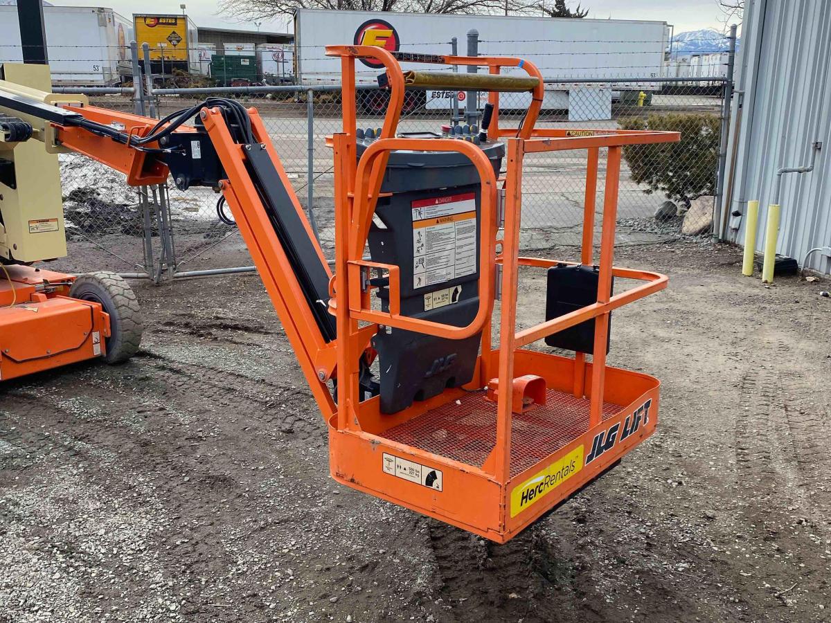 2017 JLG E300AJP