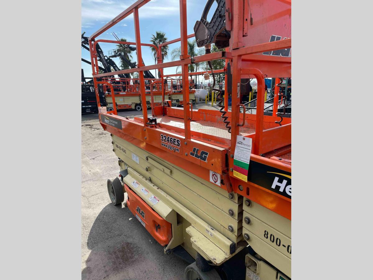 2015 JLG 3246ES