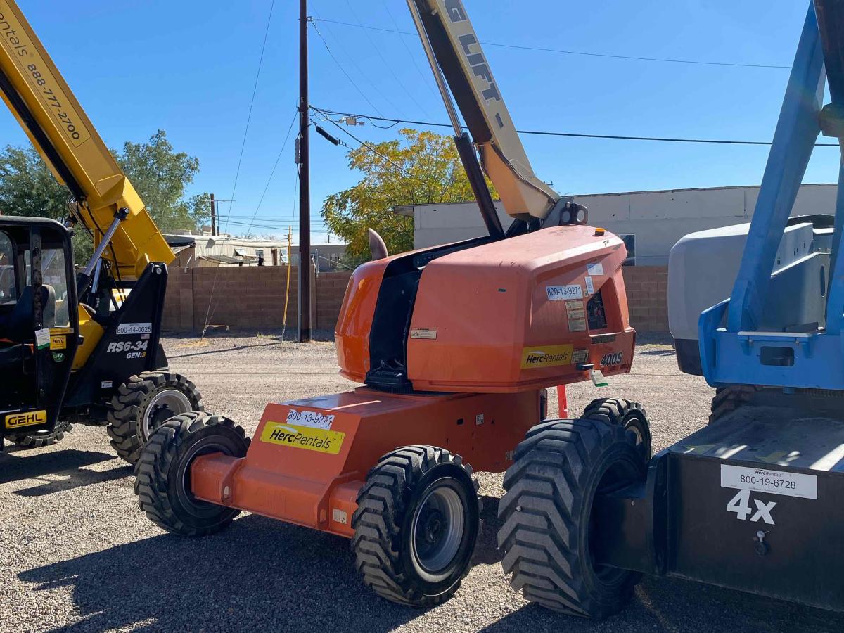 2017 JLG 400S