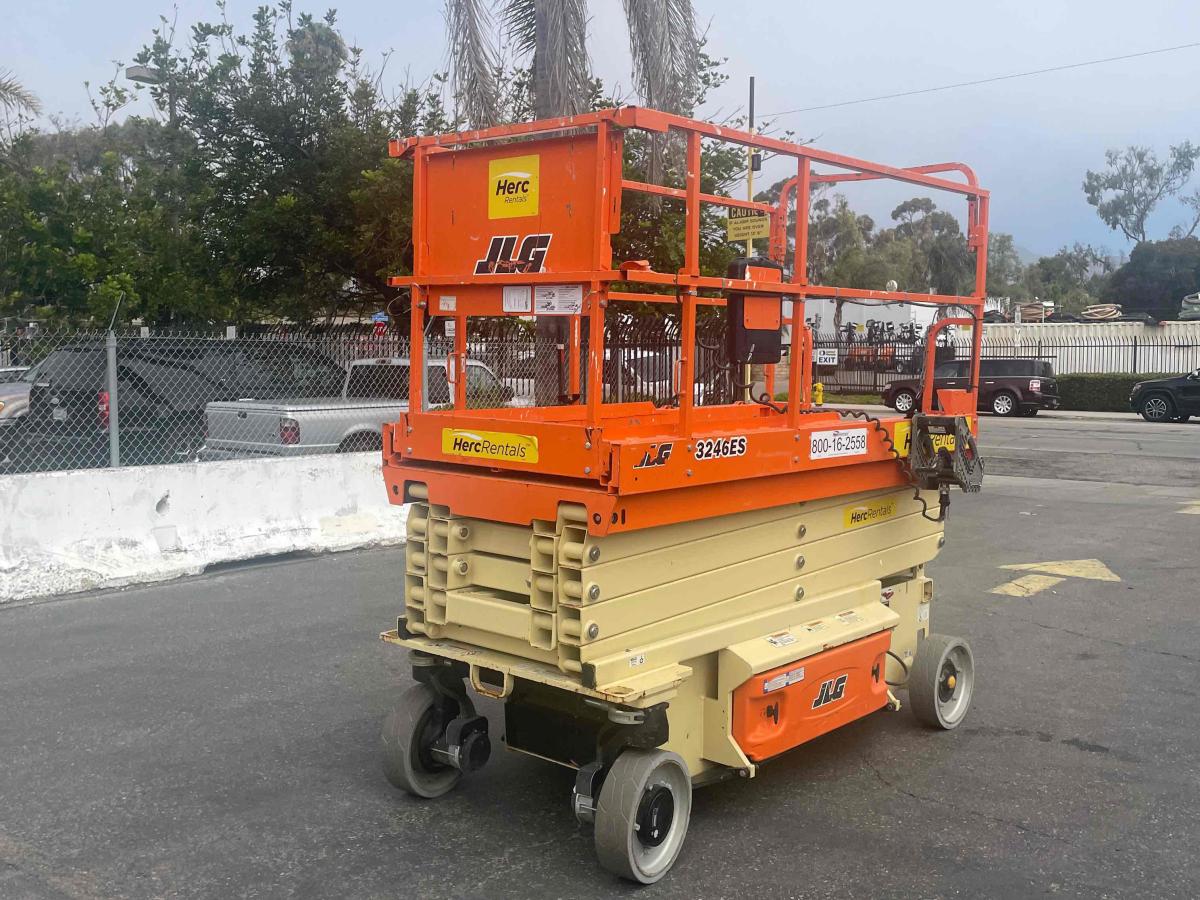 2017 JLG 3246ES