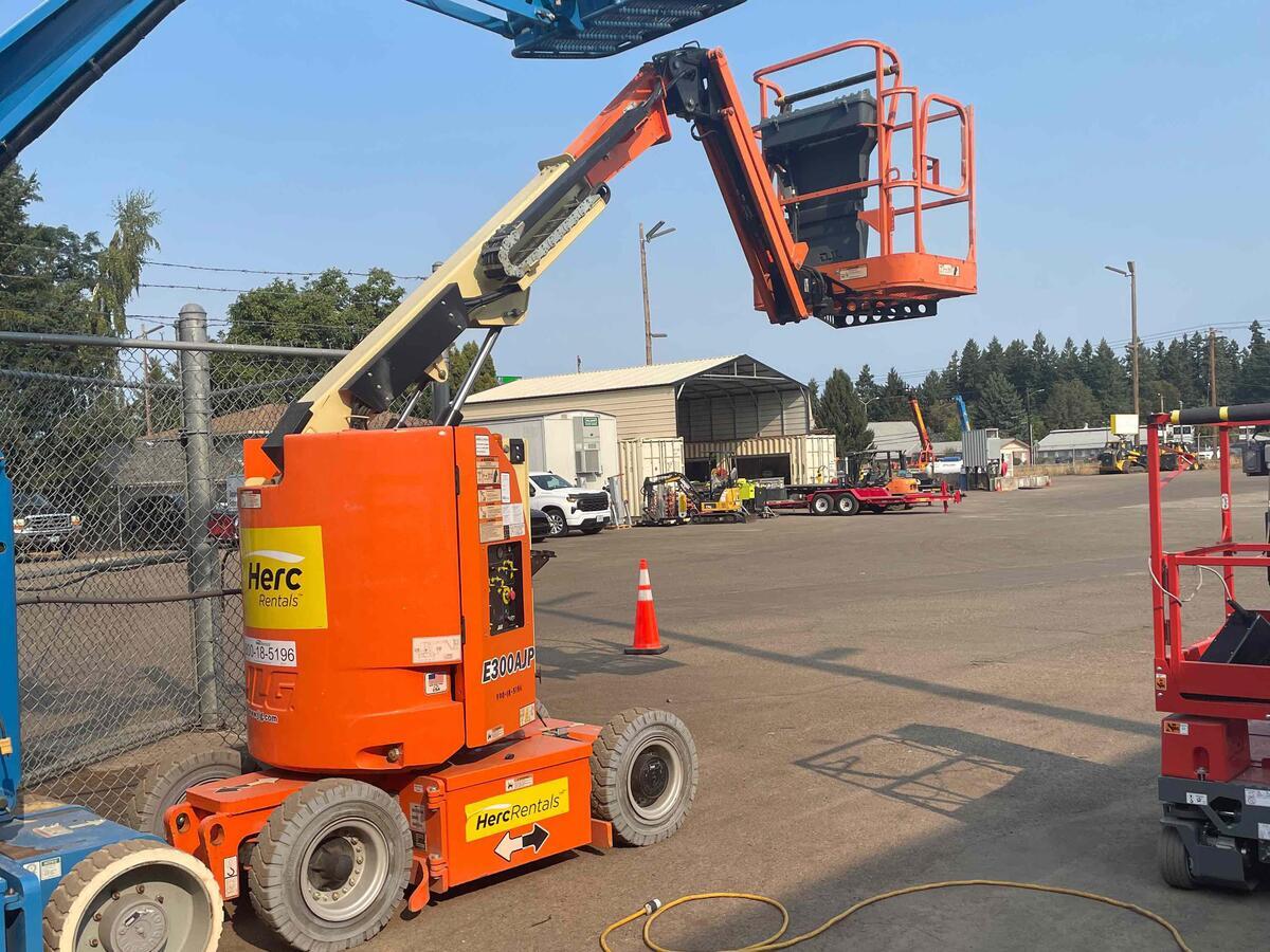 2017 JLG E300AJP