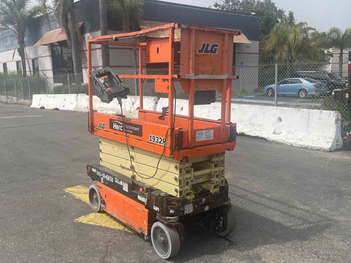 2017 JLG 1932R-2