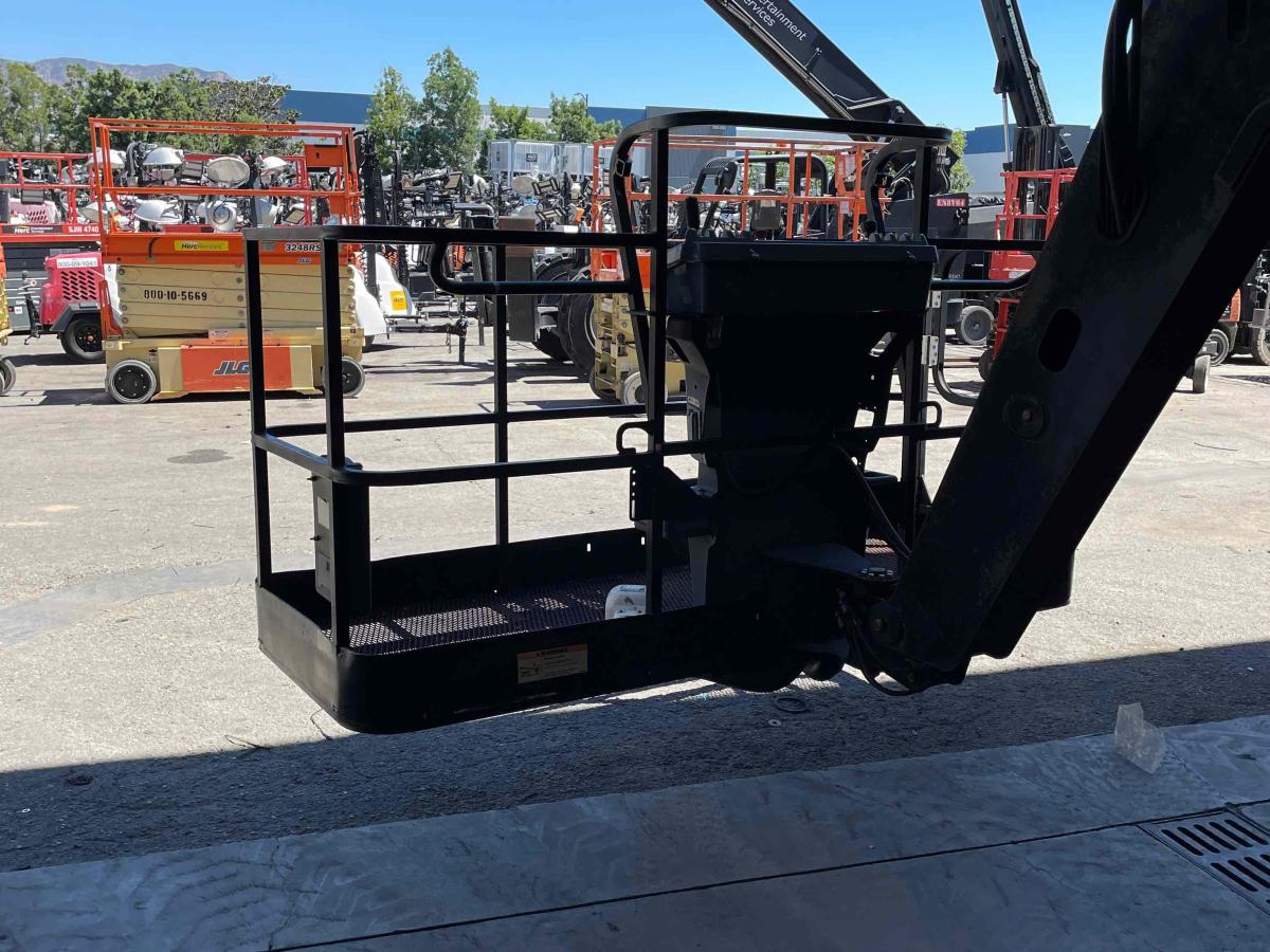 2012 JLG 800A