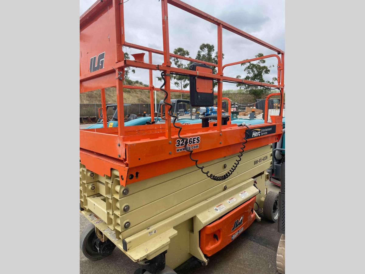 2015 JLG 3246ES