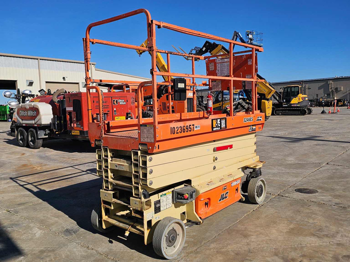 2018 JLG 3246ES