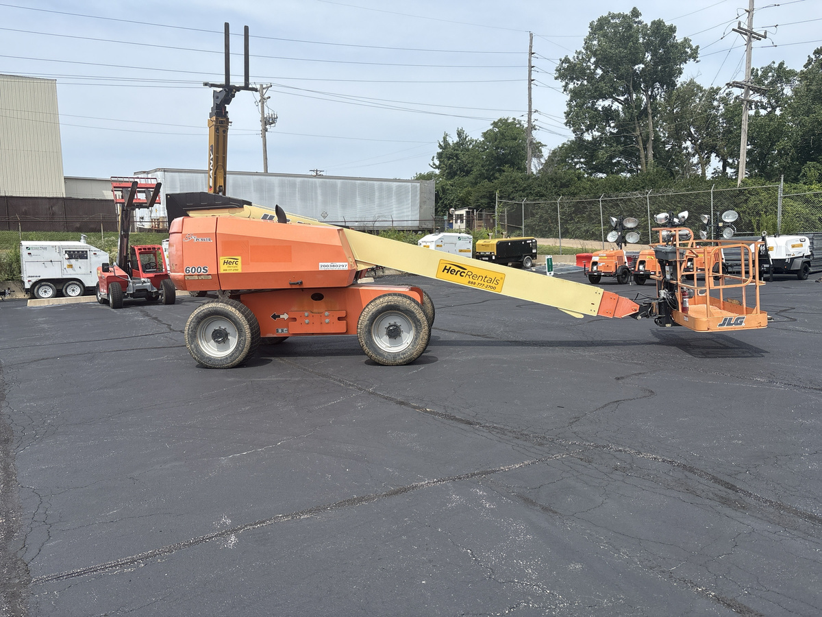 2017 JLG 600S