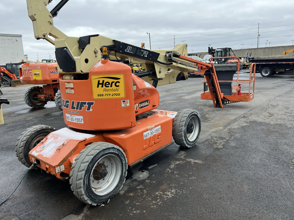 2013 JLG E450AJ-2