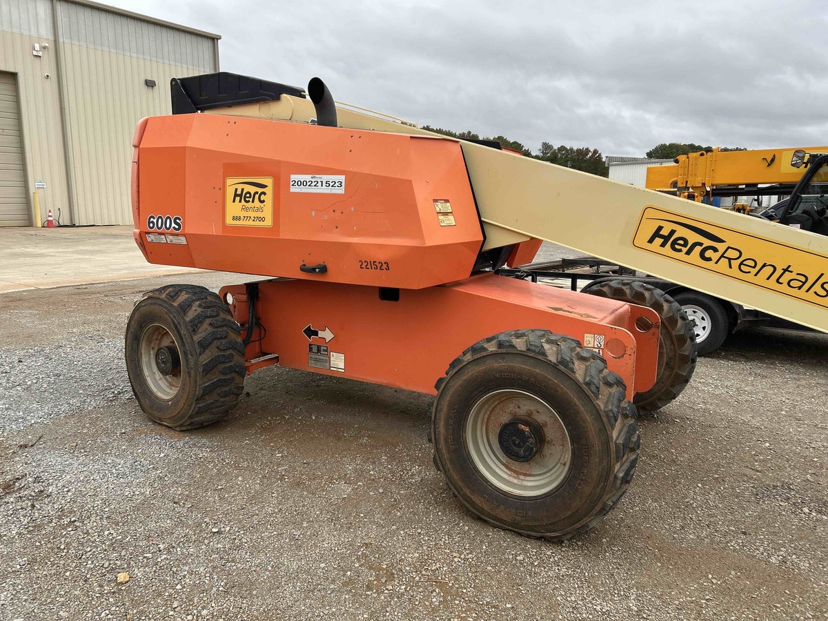 2017 JLG 600S-8