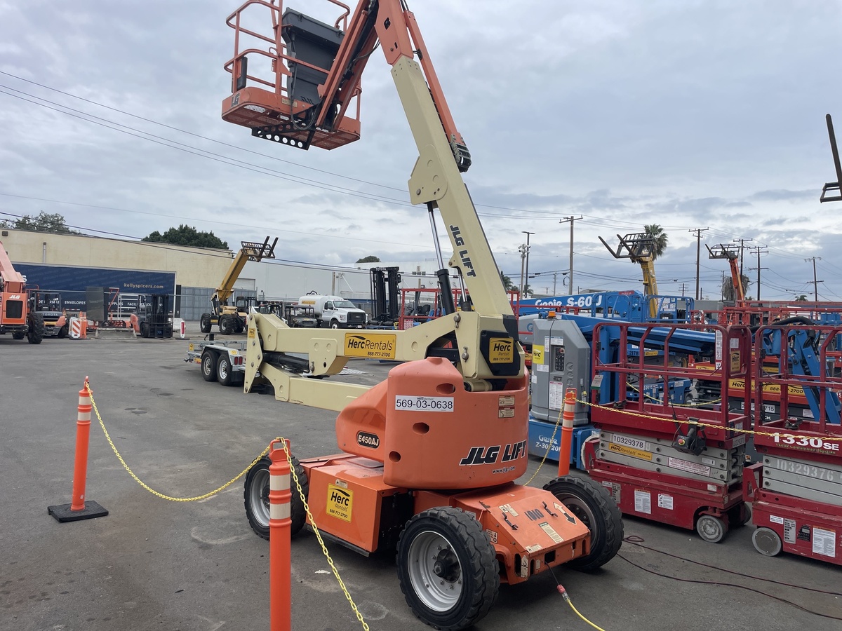 2017 JLG E450AJ