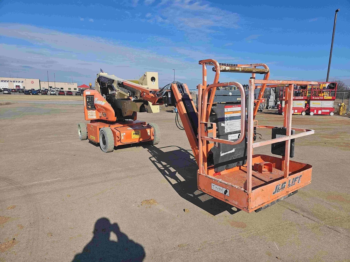 2017 JLG E400AJPN-2