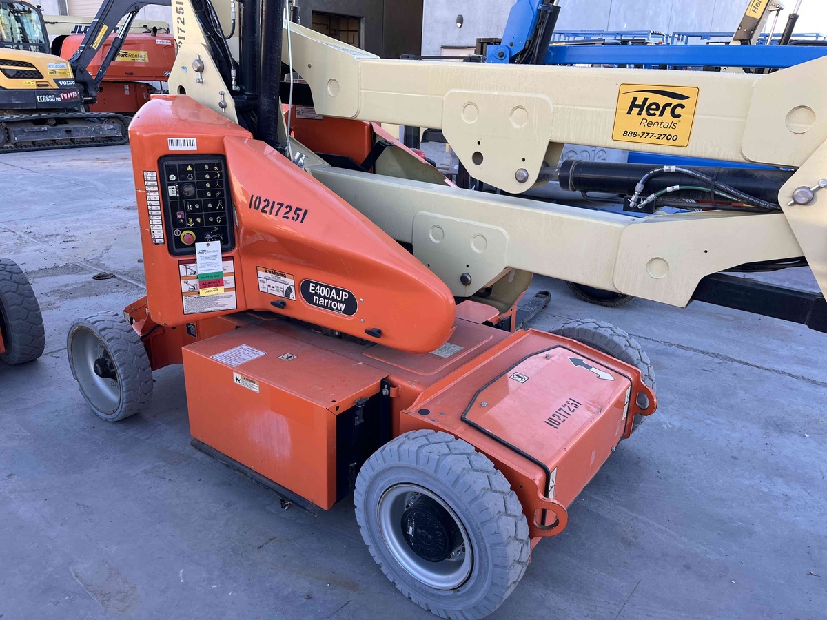 2017 JLG E400AJPN-2