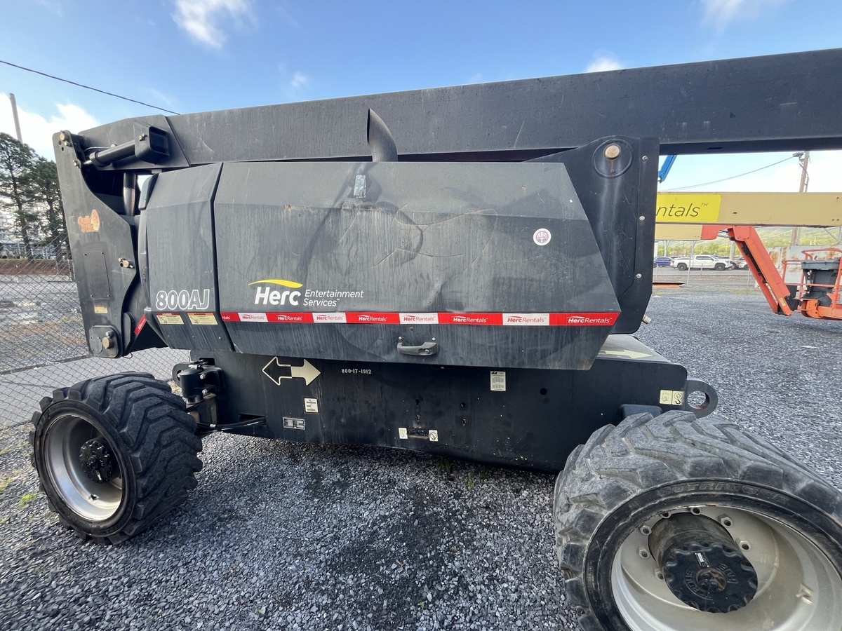 2017 JLG 800AJ