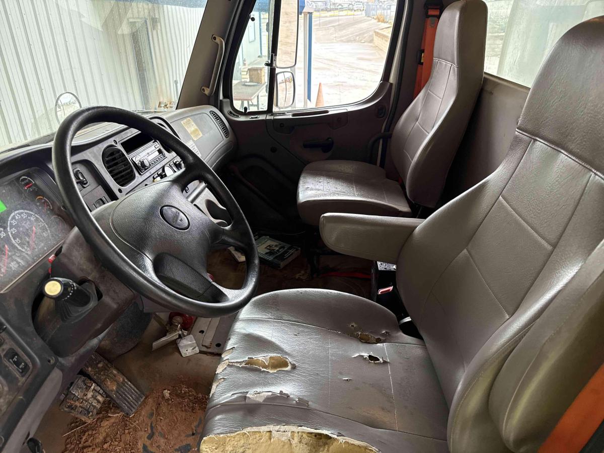 2017 Freightliner M2106-7
