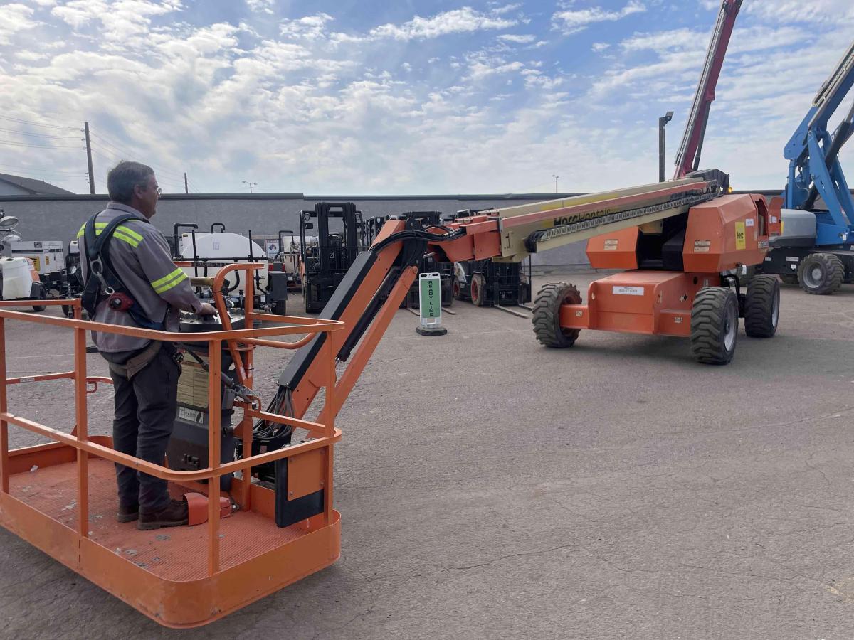 2017 JLG 660SJ