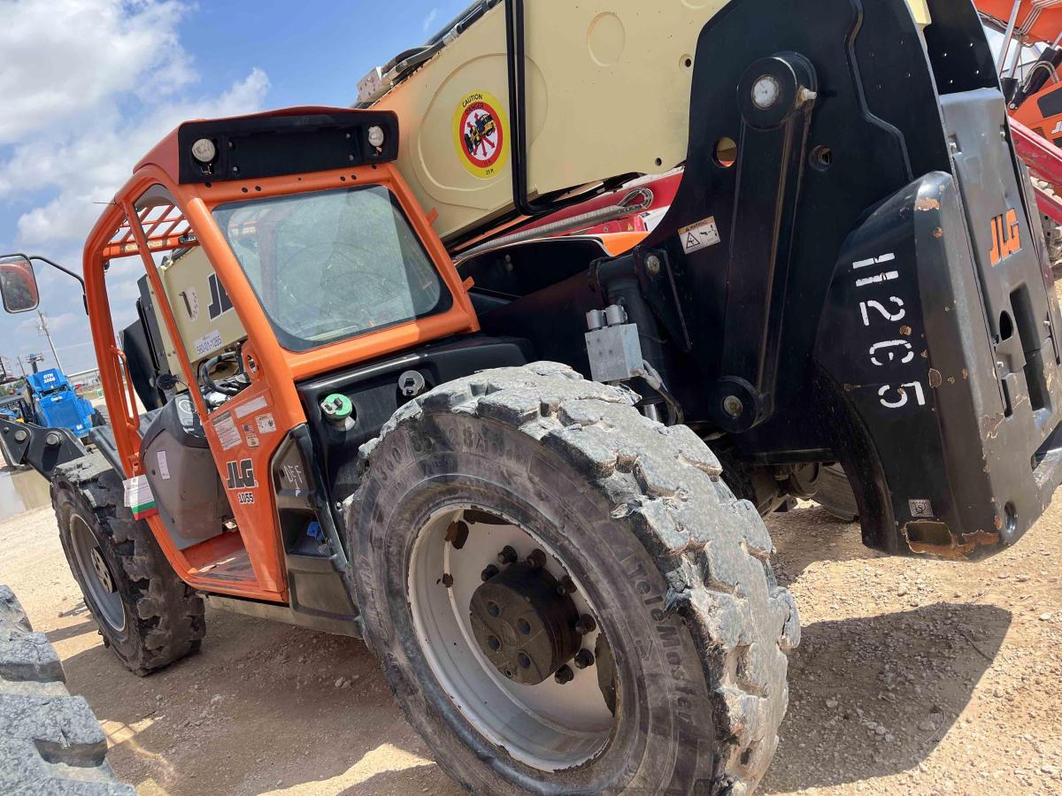 2018 JLG 1055