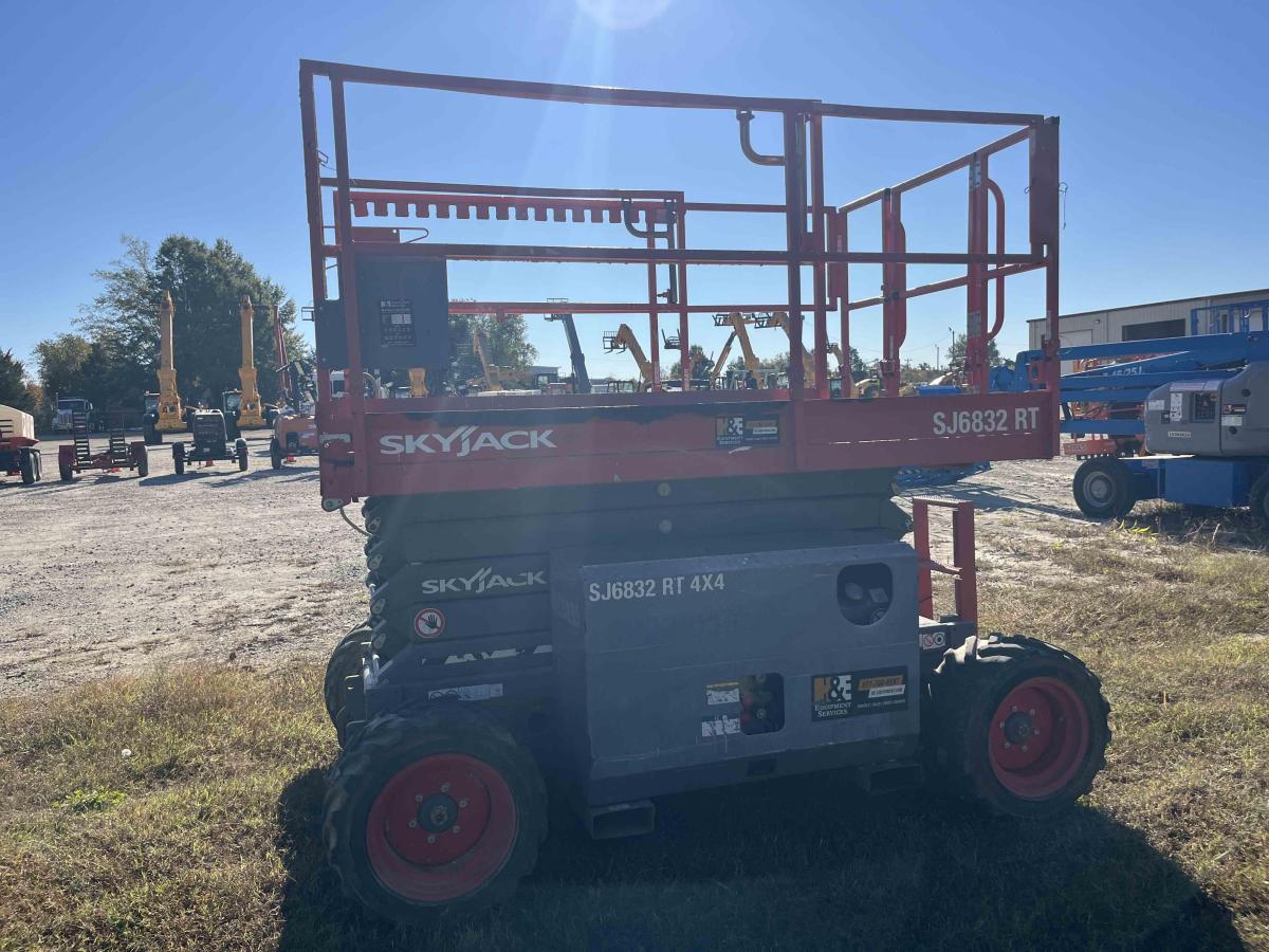 2017 Skyjack SJ-6832RT