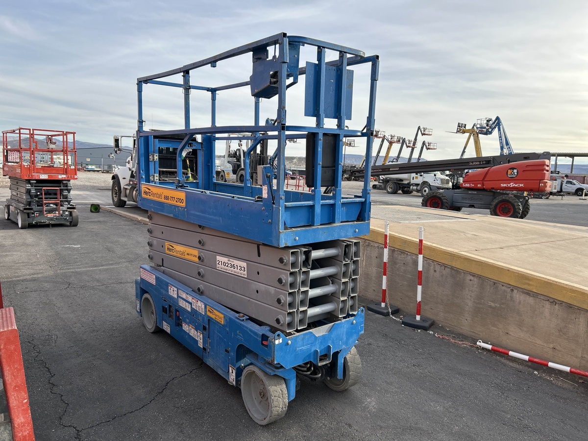 2017 Genie GS-3232