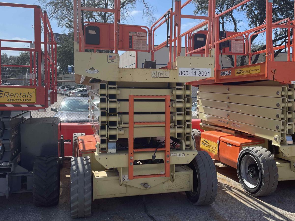2017 JLG 4069LE