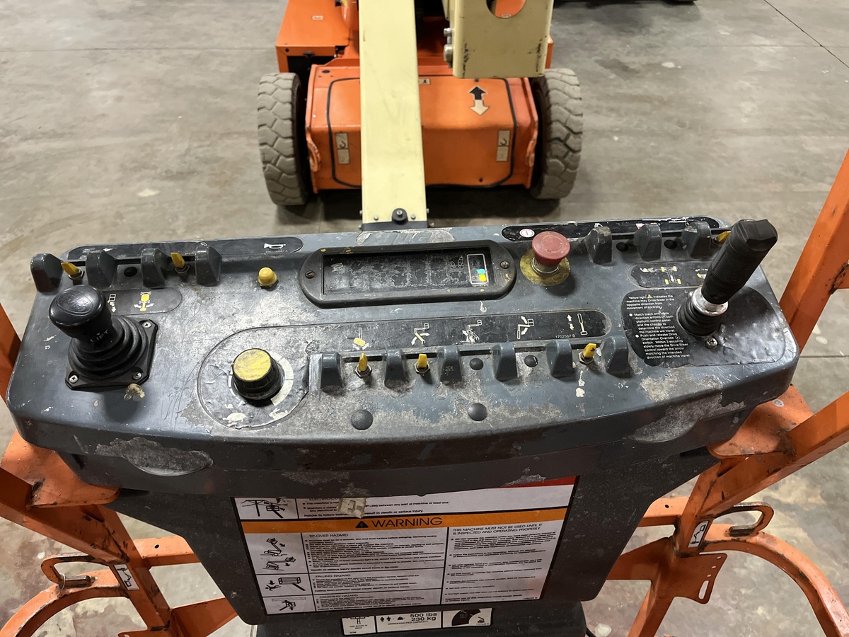 2016 JLG E400AN-7