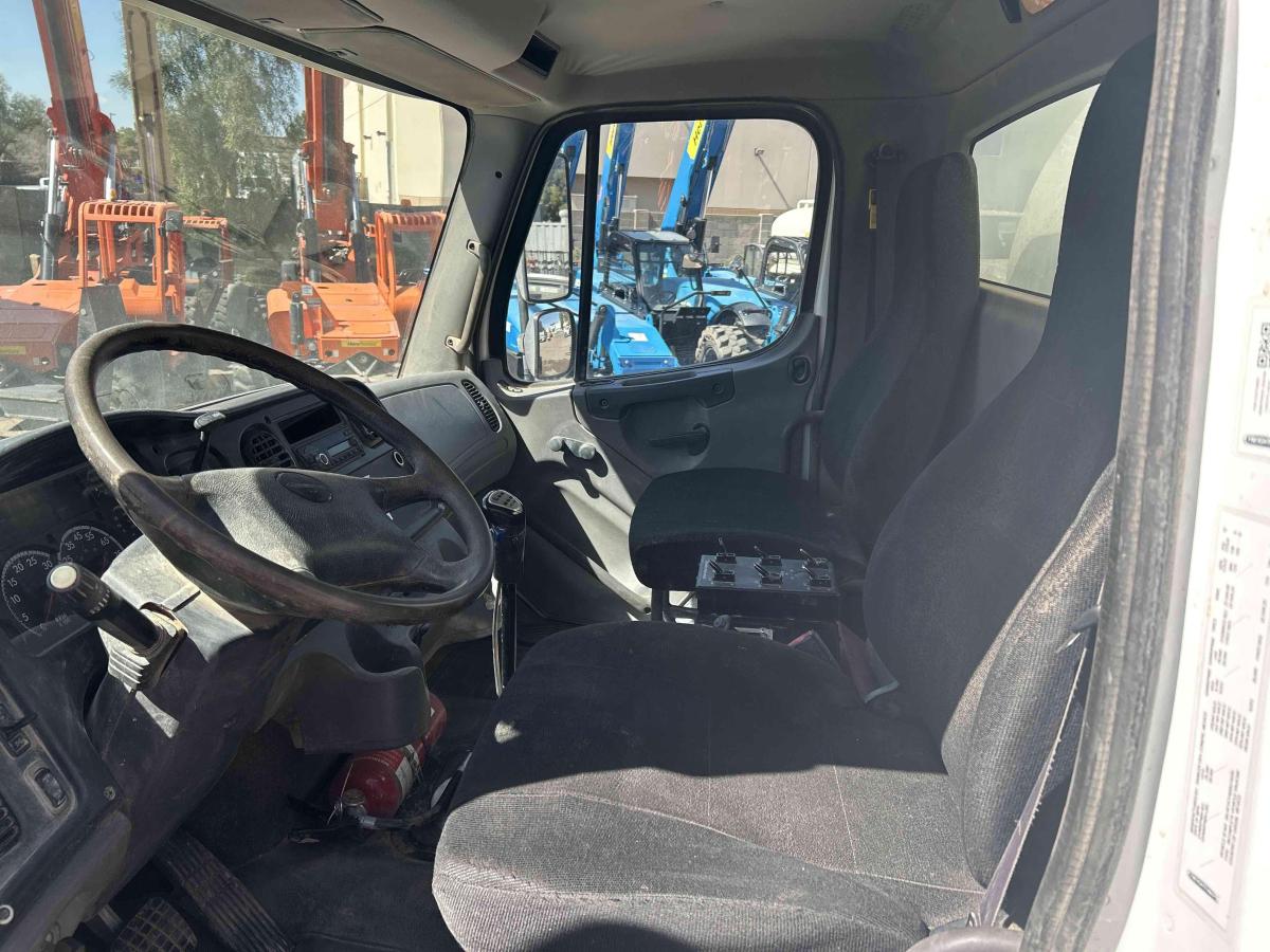 2016 Freightliner M2106-11