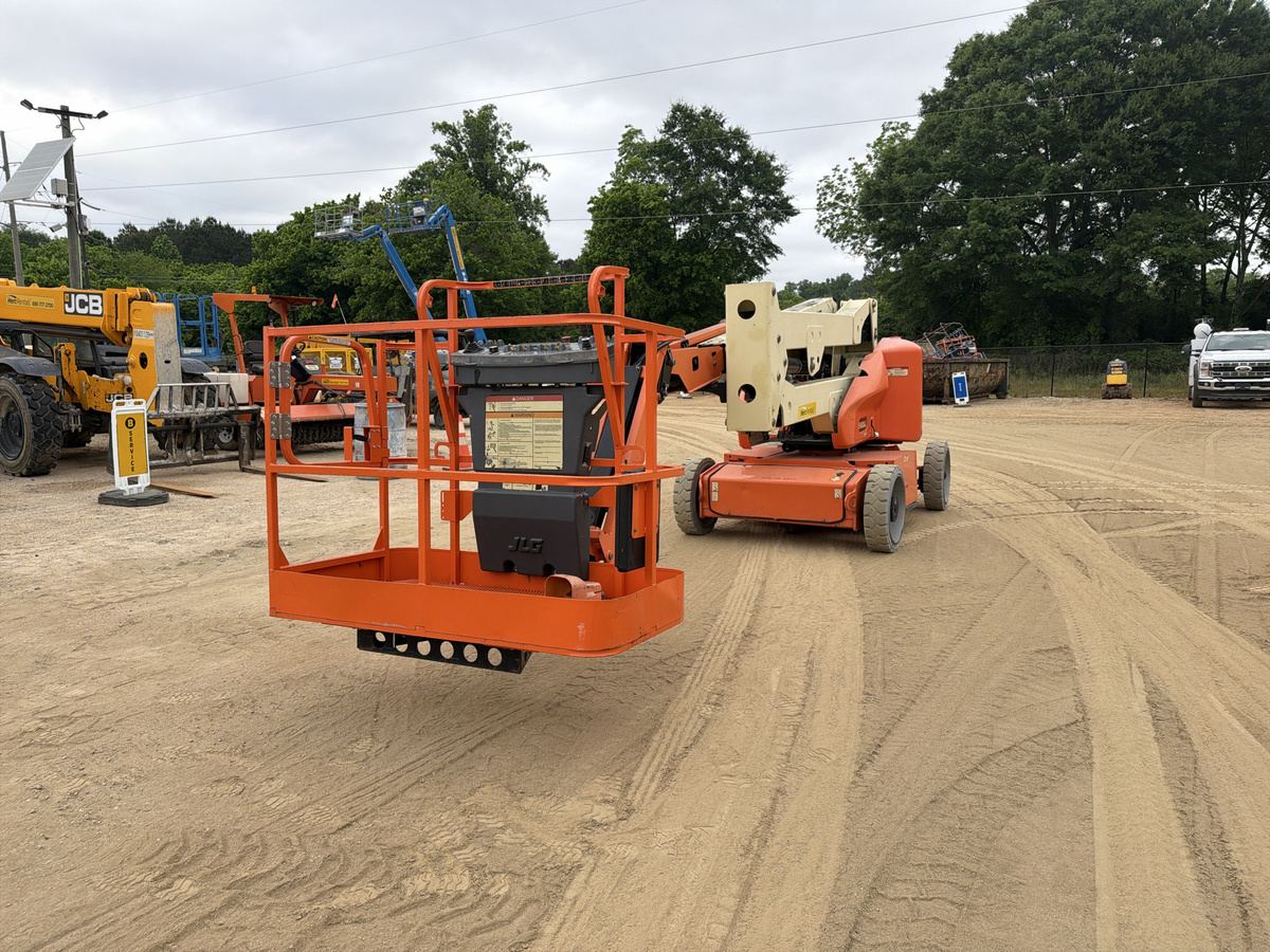 2015 JLG E450AJ-3