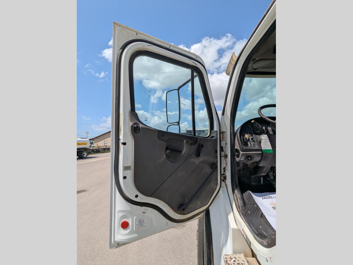 2017 Freightliner M2106-10