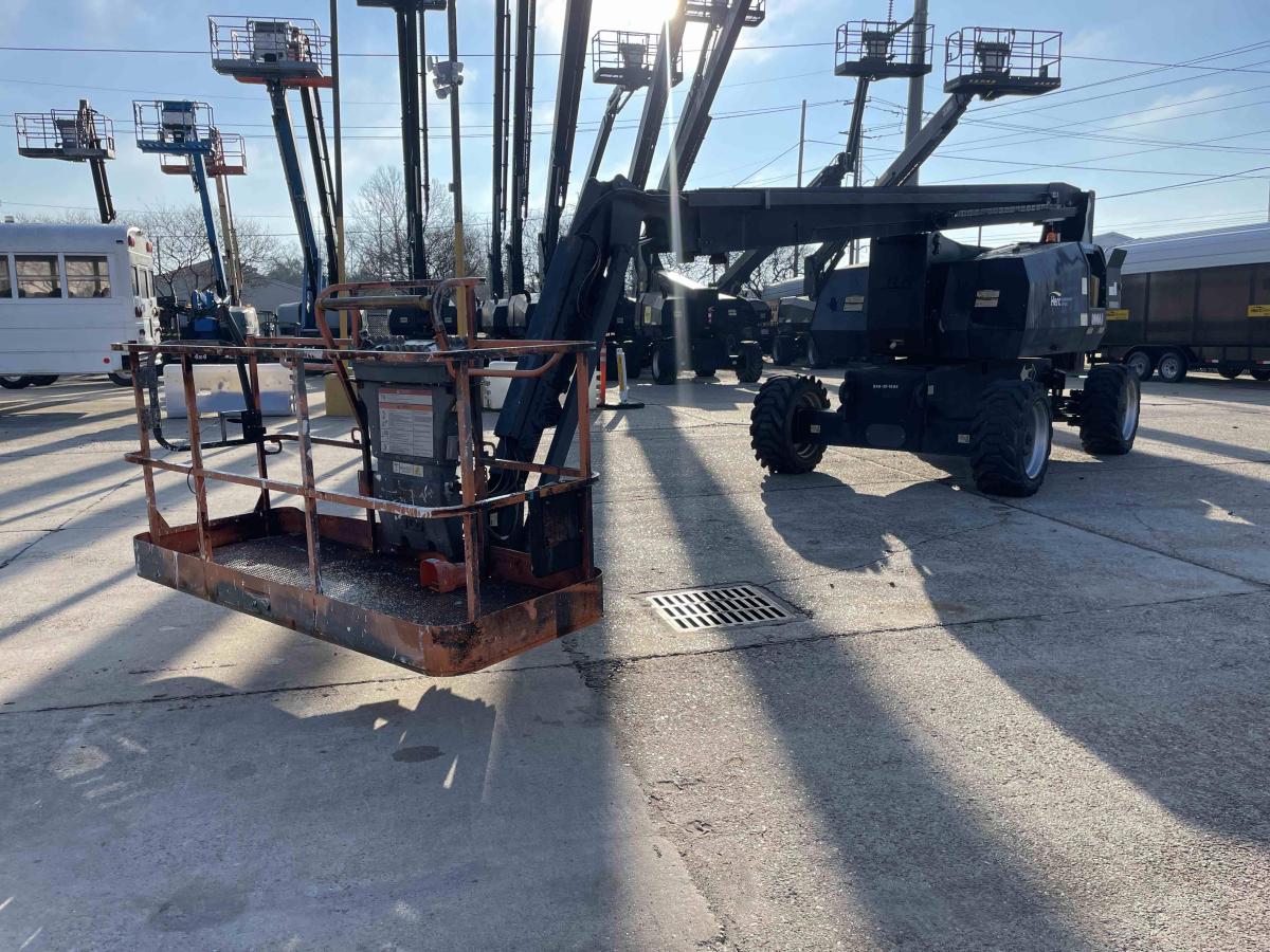 2017 JLG 800AJ