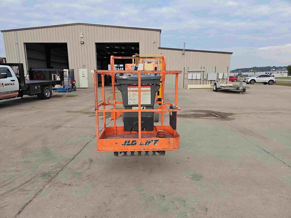 2017 JLG E300AJ-2