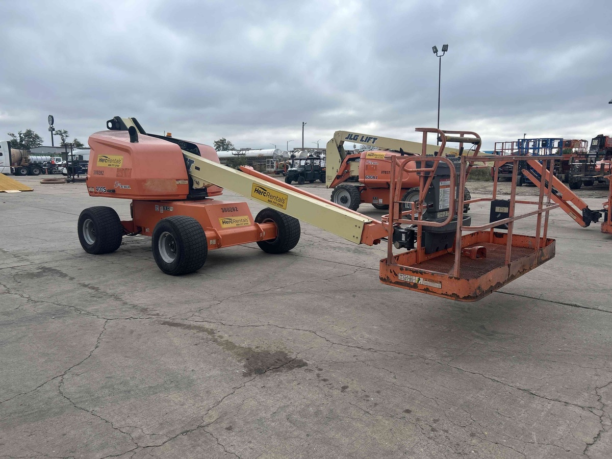 2017 JLG 400S