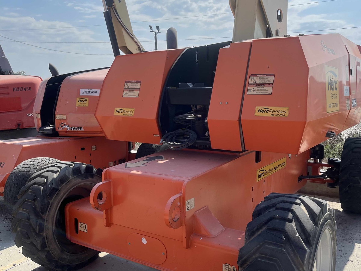 2017 JLG 800S-2