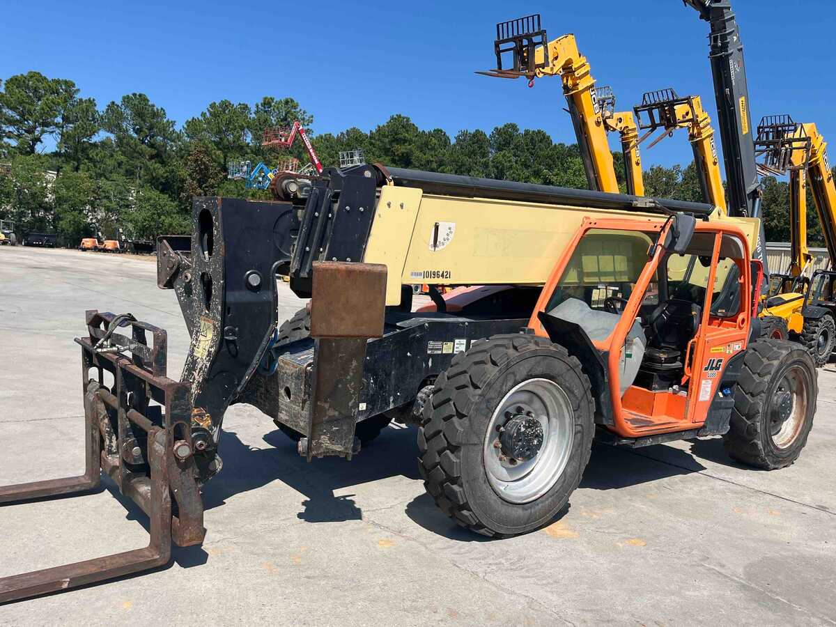 2016 JLG 1055