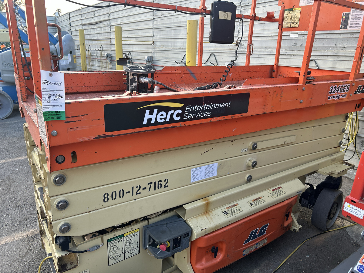2016 JLG 3246ES