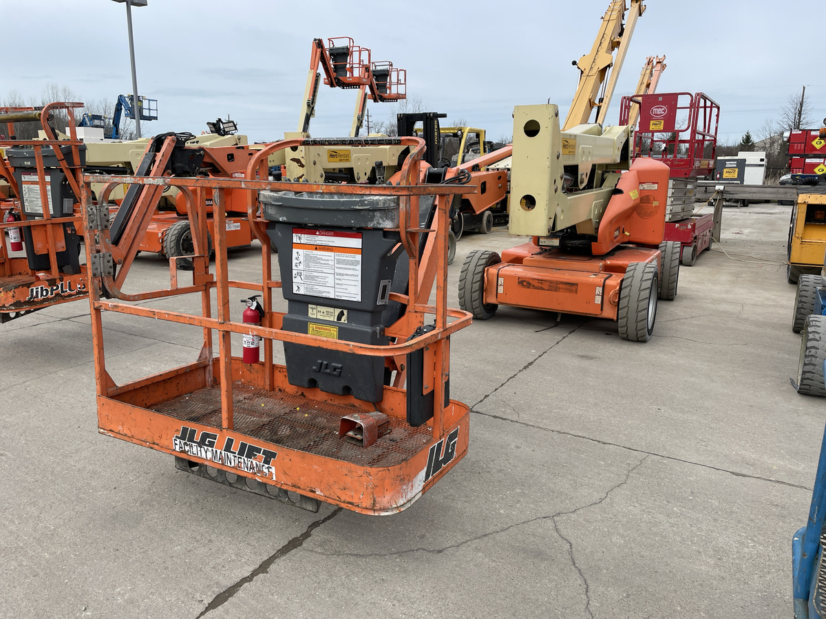 2013 JLG E450AJ