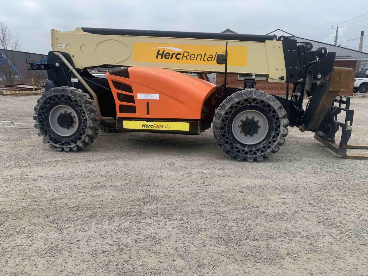 2016 JLG 1055
