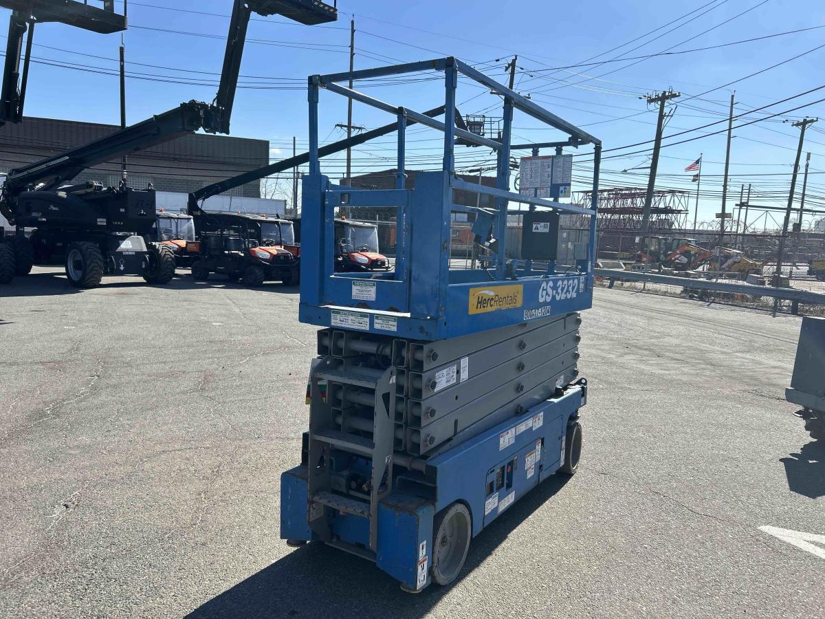 2017 Genie GS-3232