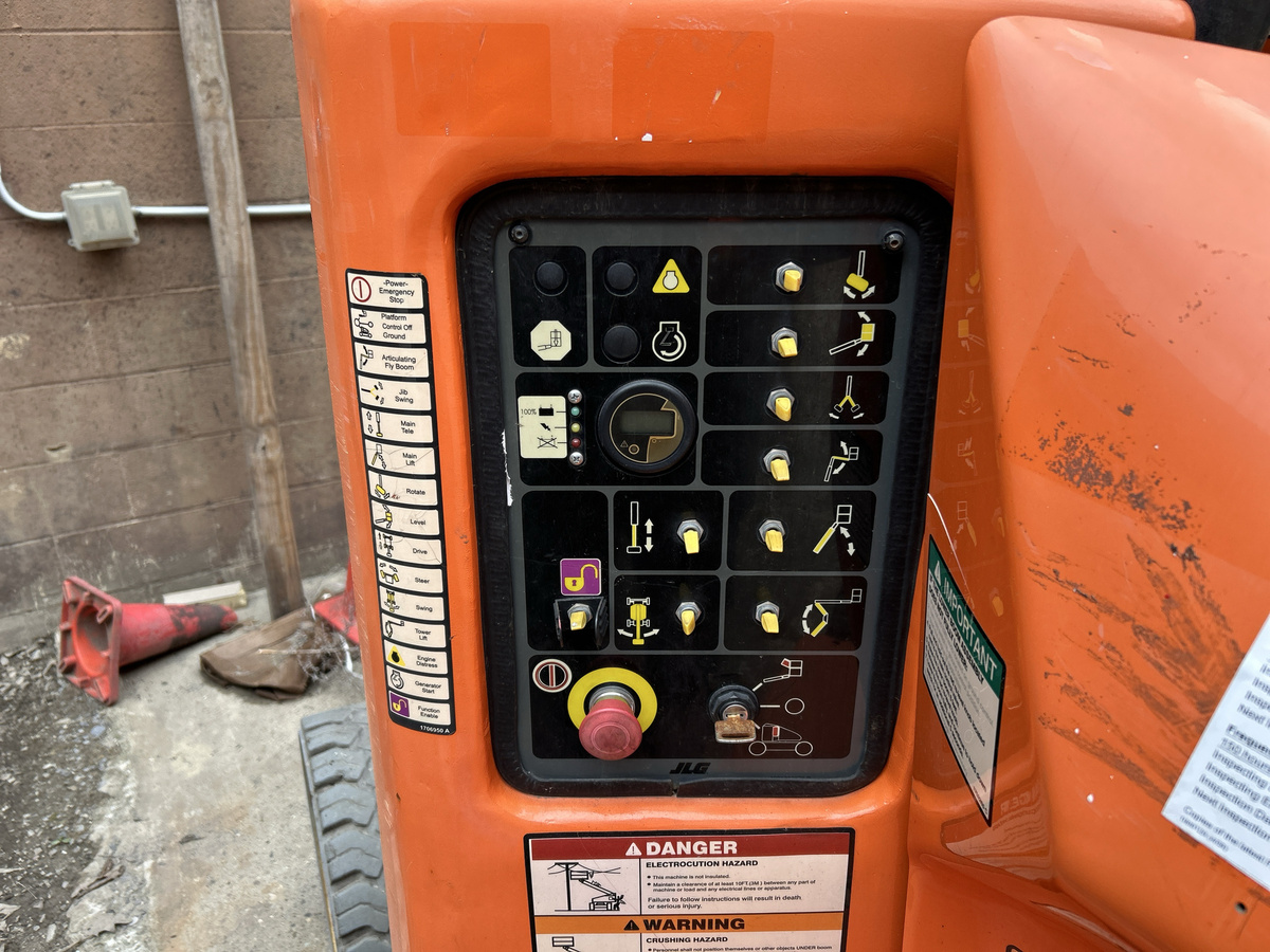 2017 JLG E400AJPN-6