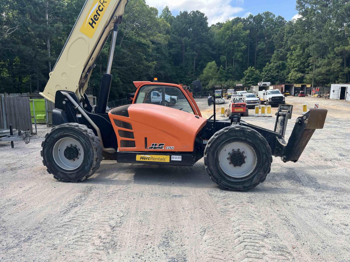 2019 JLG 1255