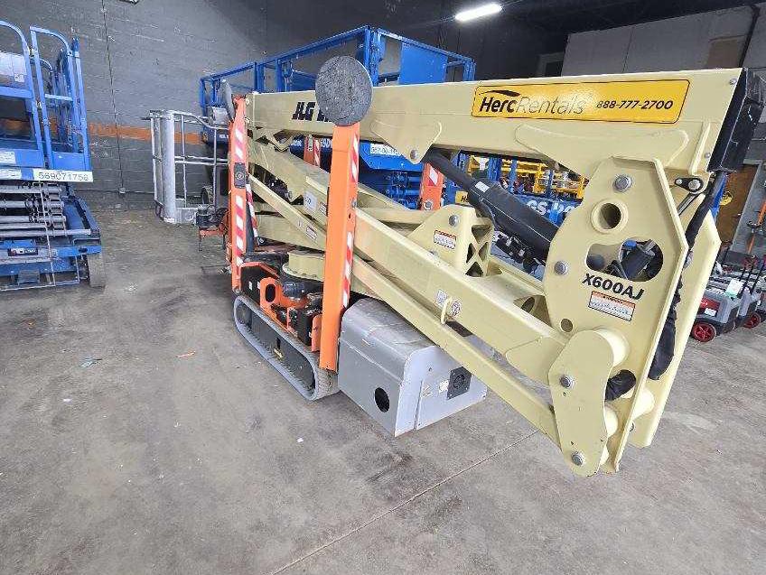 2016 JLG X600AJ