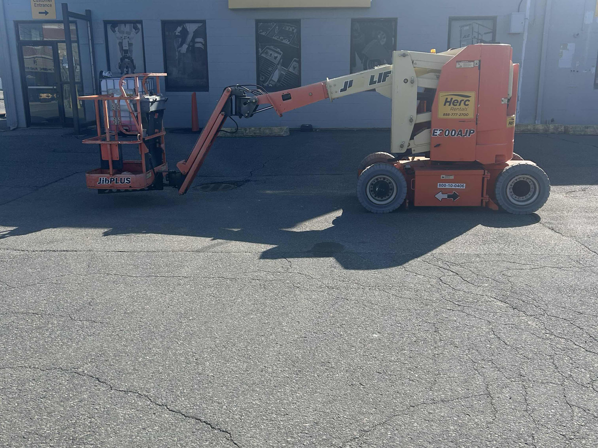 2016 JLG E300AJP